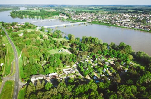 2024-05-09-Camping Le Jardin de Sully vu du ciel © Flower Camping le Jardin de Sully. Crédit photo :