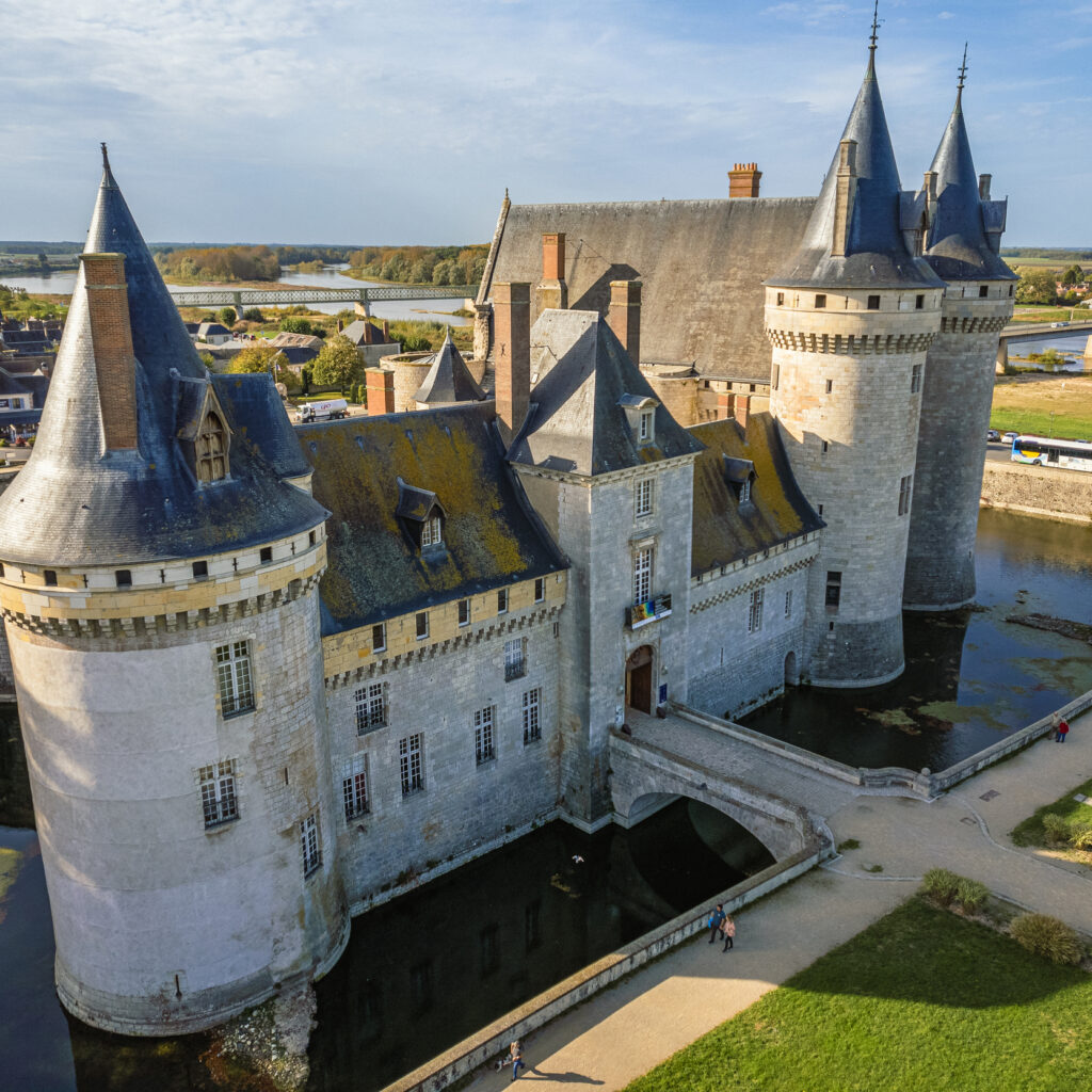 Vue aérienne château de Sully. Crédit photo : H.El Yamani CD 45
