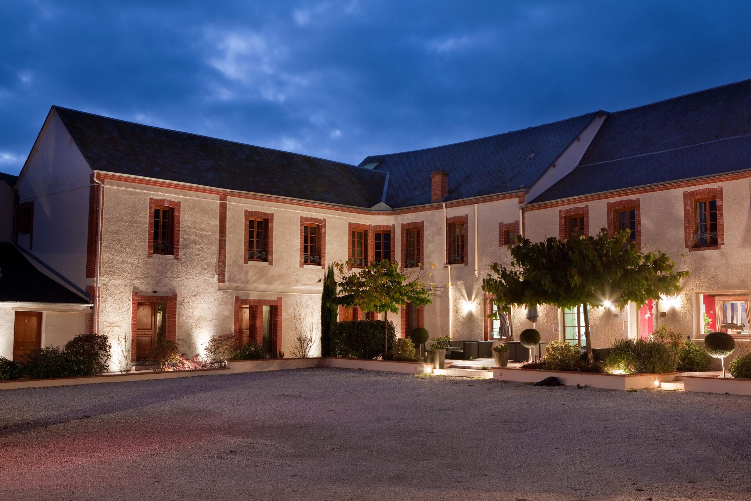 HB-exterieur-nuit. Crédit photo : Hotel Burgevin
