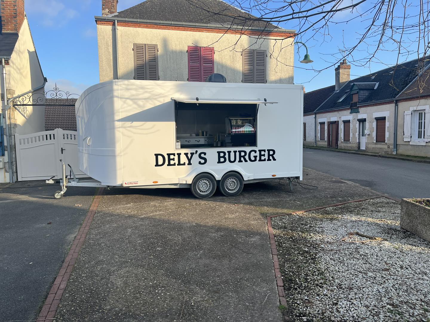419201778_887865433338548_8622611157532065079_n. Crédit photo : Dely's Burger