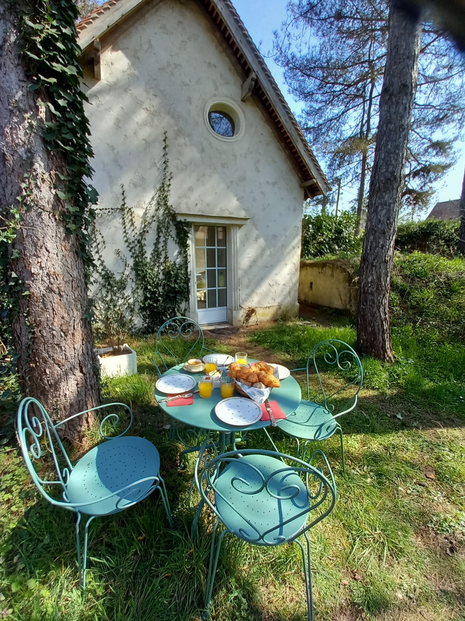 Maisonnette petit dej dehors. Crédit photo : Natacha Crnjanski