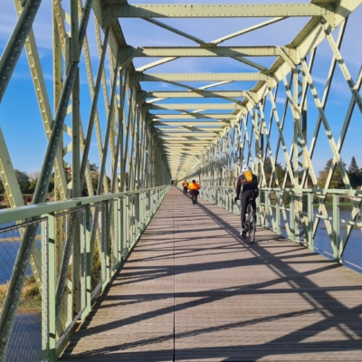 Ancien pont de chemin de fer réhabilité en pont de passage pour les vélos et piétons. Pont en fer vert avec des cycliste passant reliant Sully sur Loire à Saint père sur Loire
