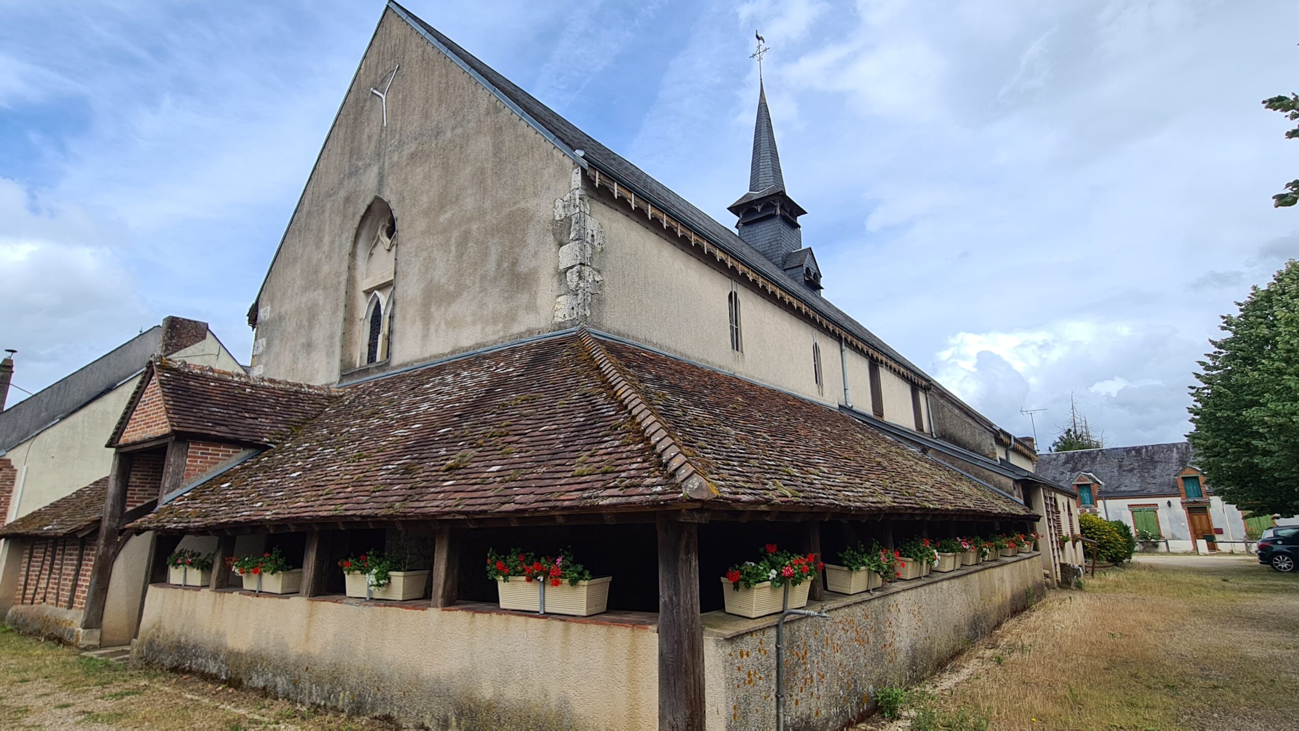 Eglise Guilly. Crédit photo : Belvedère Va de Sully
