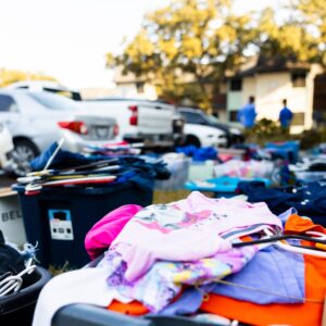 Vide Grenier. Crédit photo : pexels-caleboquendo-34623841