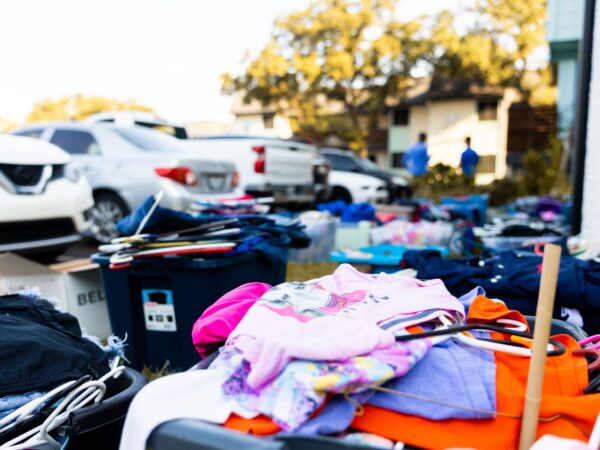 Vide Grenier. Crédit photo : pexels-caleboquendo-34623841