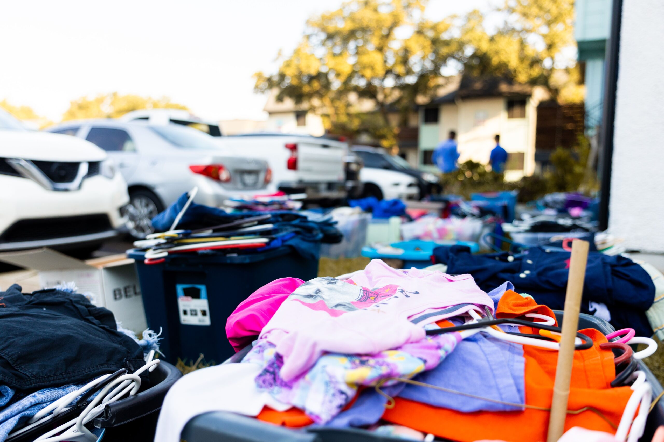 Vide Grenier. Crédit photo : pexels-caleboquendo-34623841