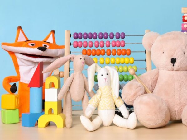 Collection of different toys on wooden table. Crédit photo : PIXABAY