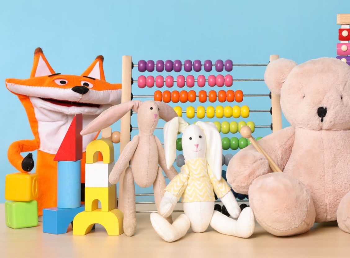 Collection of different toys on wooden table. Crédit photo : PIXABAY
