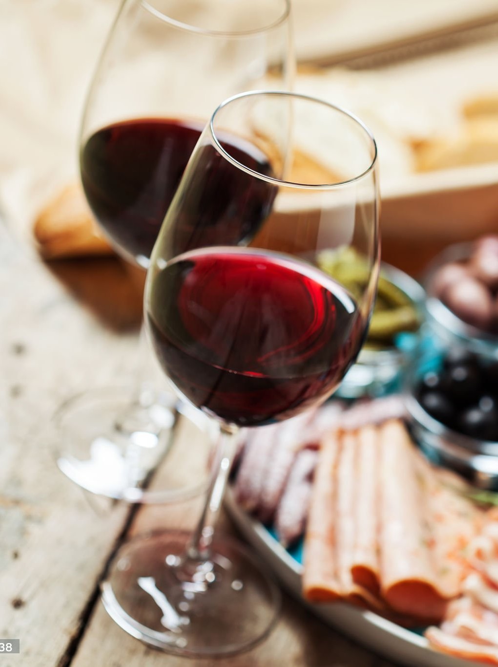 Red wine with charcuterie assortment on the backgroundRed wine with charcuterie assortment on the background. Crédit photo : Natalia Van Doninck